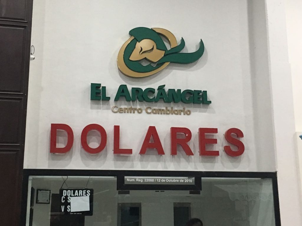 Diseño e instalación de anuncio luminoso para centro cambiario El Arcángel 3