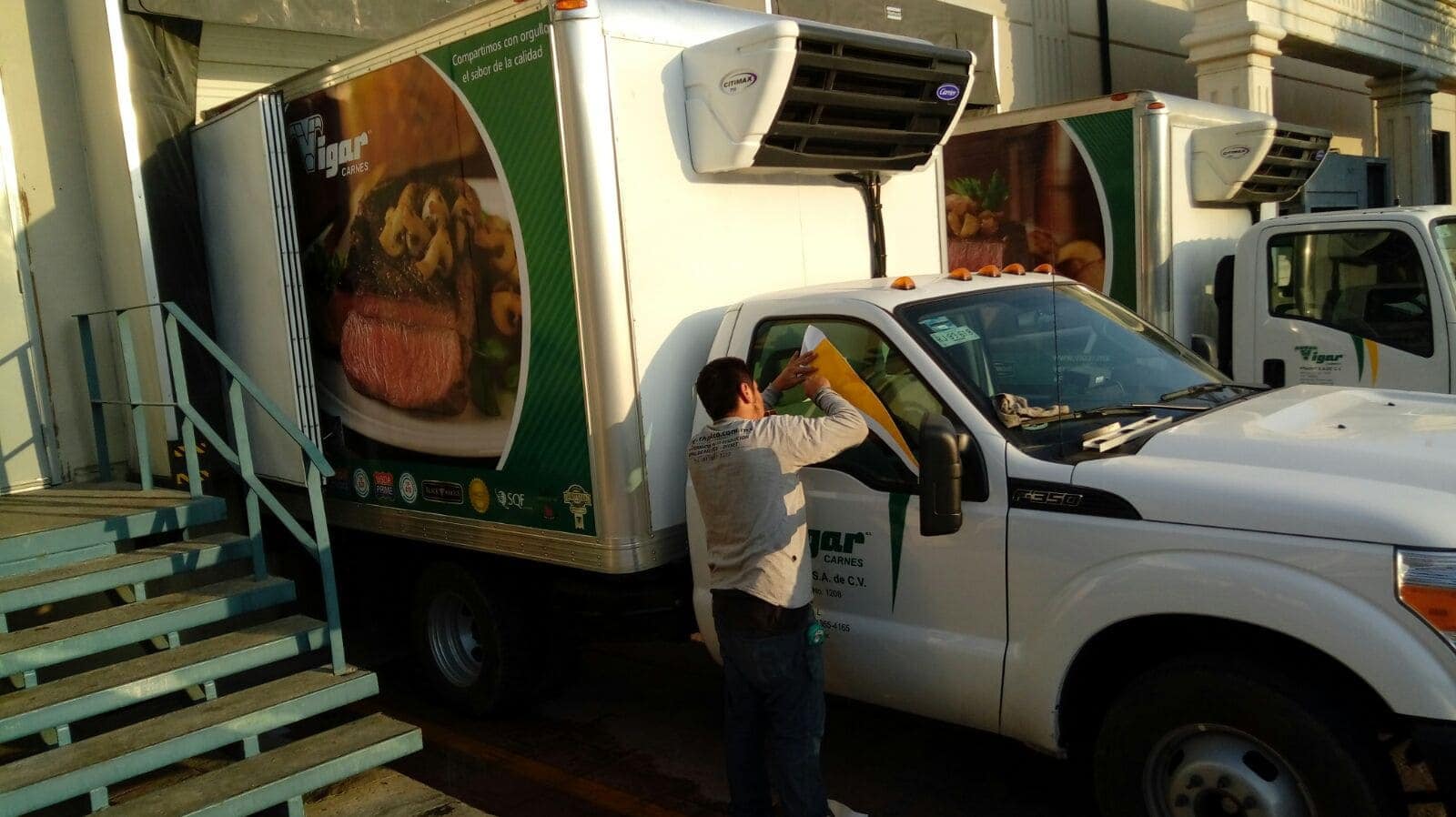 Diseño y rotulación de camiones Vigar Carnes 10 Instalación de logo en vinil recortado camión VIGAR