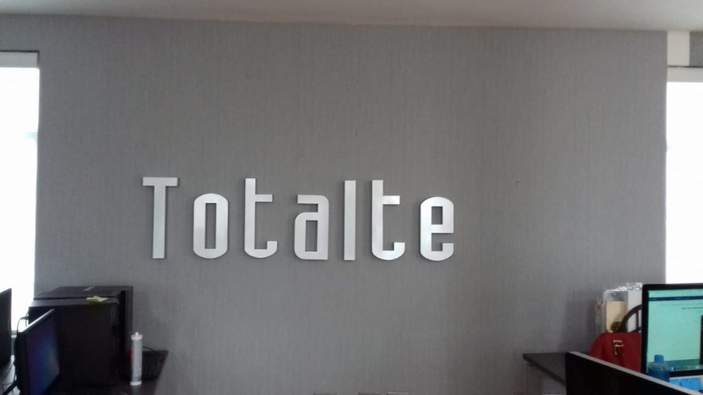 Letrero con Logo Realzado 3D para pared Totaltech 8