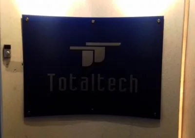 letrero en acrilico total tech