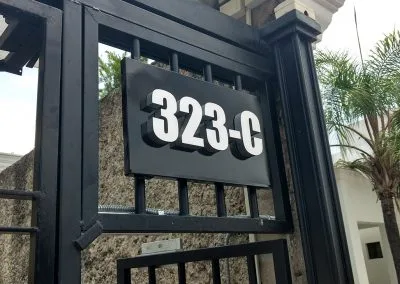 Letrero realzado con numeración